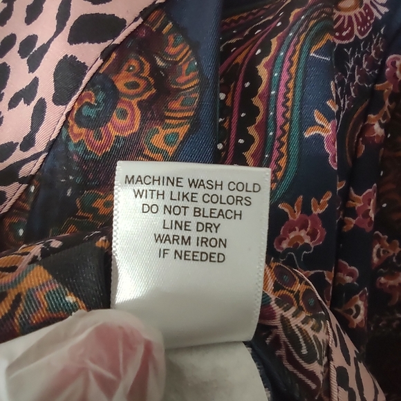 Multi print Plus Size blouse with tie at hip 2X - Picture 6 of 7